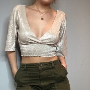 V-neck cropped top with flowy quarter sleeves